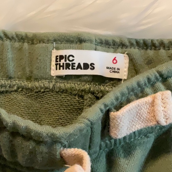 Epic Threads Green Casual Shorts - Picture 2 of 3